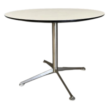 Paustian Cafébord med hvid plade med sort kant og søjlefod i børstet stål