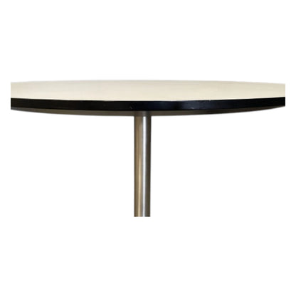 Paustian Cafébord med hvid plade med sort kant og søjlefod i børstet stål