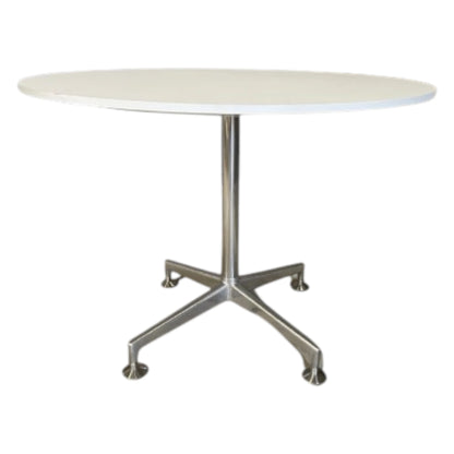 Cafébord med hvid plade og krom søjlefod