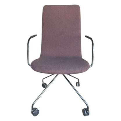 Sola konferencestol med høj ryg, armlæn og hjul. DEMO.