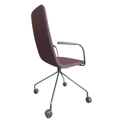 Sola konferencestol med høj ryg, armlæn og hjul. DEMO.