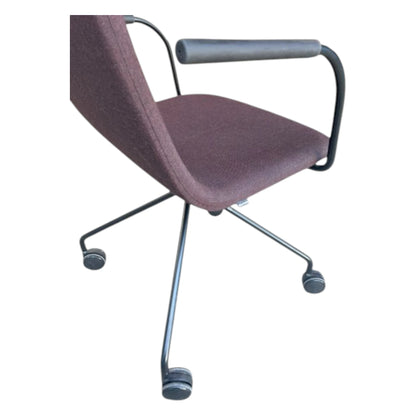 Sola konferencestol med høj ryg, armlæn og hjul. DEMO.