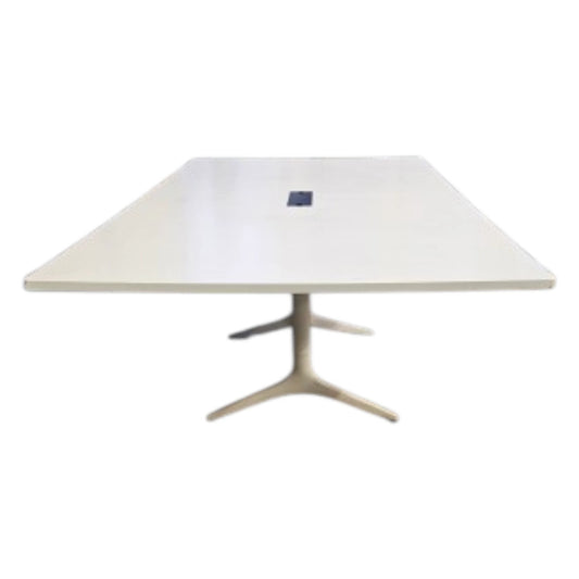 Hvidt mødebord på hvidt stel. 240x120x73.