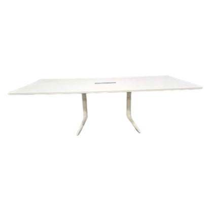 Hvidt mødebord på hvidt stel. 240x120x73.