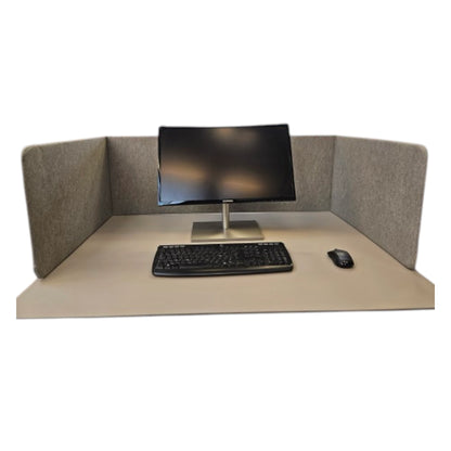 Bordskærm i lysegrå filt.