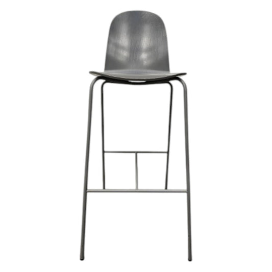 Brugte højstole med stålben i lysegrå.