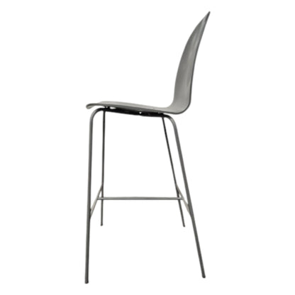 Brugte højstole med stålben i lysegrå.