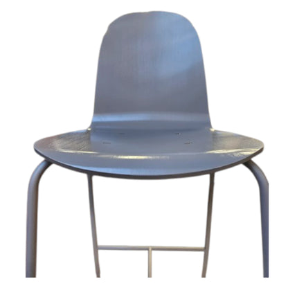 Brugte højstole med stålben i lysegrå.