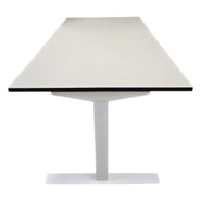 Fabriksnyt hæve sænkebord med lisocore® plade og Swedstyle stel.