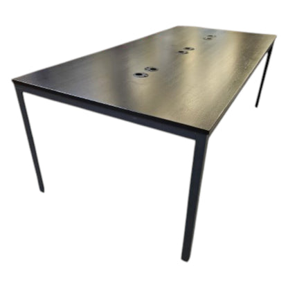 Mødebord med seks strømudtag.