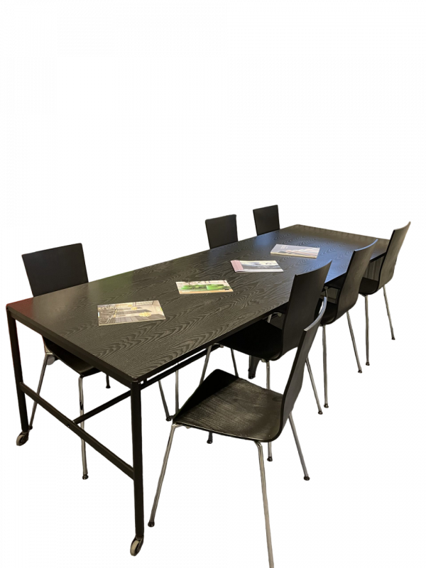 Mødebord i sort træfiner med struktur