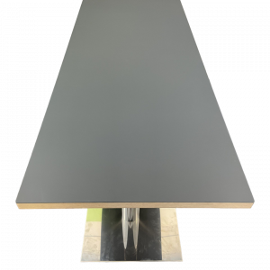 Cafébord med blågrå linoleum og krydsfinér kant