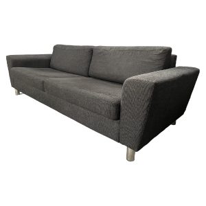 3-pers. sofa i gråt stof og med krom ben