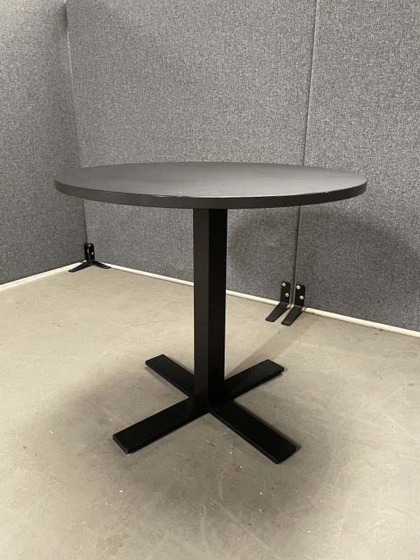 Cafébord med sort plade og sort søjlefod