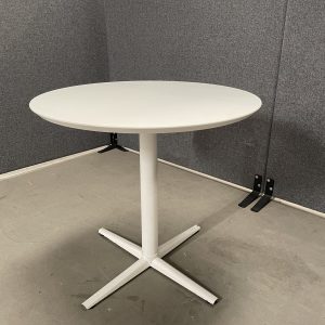 Cafébord med hvid plade og hvid søjlefod