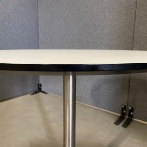 Paustian Cafébord med hvid plade med sort kant og krom søjlefod