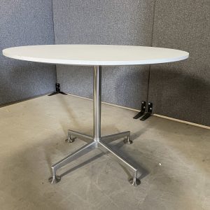 Cafébord med hvid plade og krom søjlefod