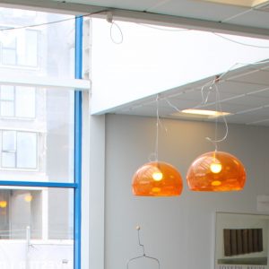 in-situ billede af Kartel FL/Y BiG orange lampe pendel